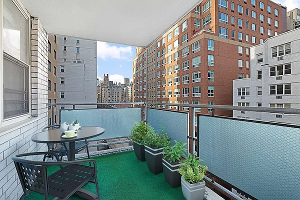 Sold by Compass | media 25