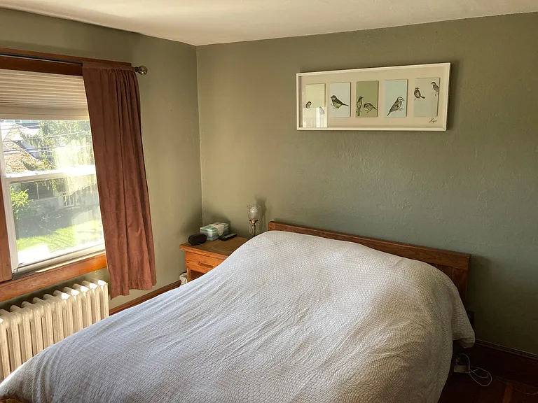 Center Bedroom (10'x11')
(not furnished)