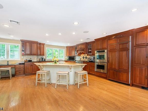 3rd image of 154 Dogwood Ln