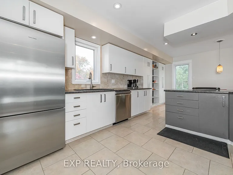 1238 Barnwell Cres — Photo 13