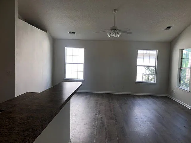 3 bed, 1205 sqft, $1,895 — Photo 3