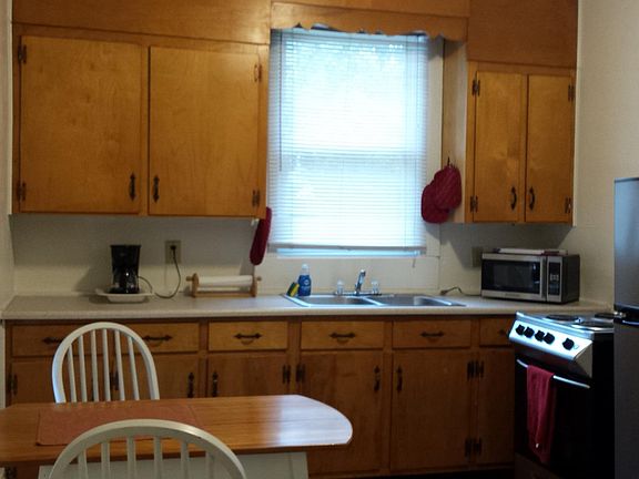 Full Eat-In Kitchen