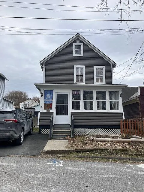3 bed, 900 sqft, $1,900 — Photo 1