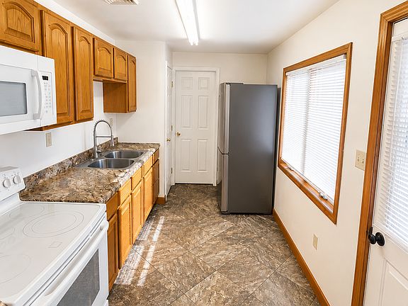 3rd image of 180 Carlisle Springs Rd #B