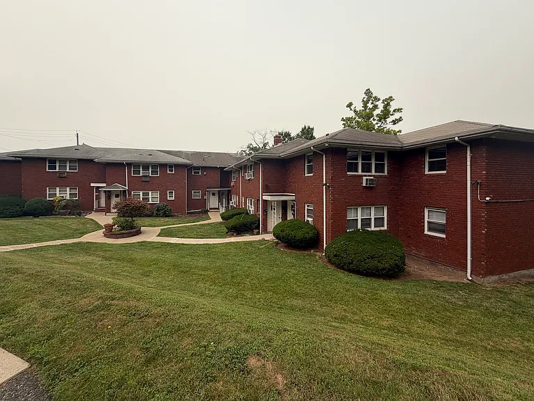 325 Grantwood Blvd #6B — Photo 1