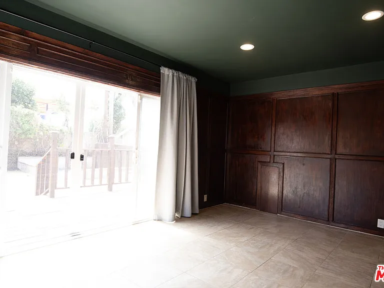 2142 S Victoria Ave — Photo 34