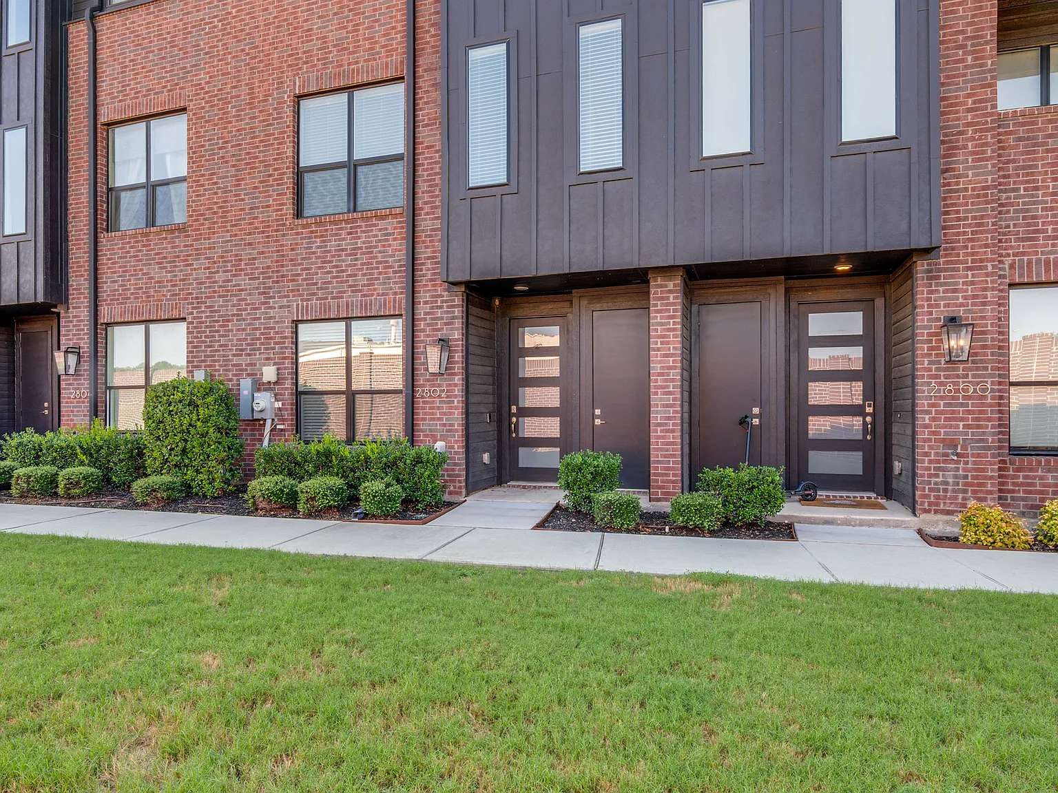 3 bed, 1937 sqft, $2,900 — Photo 1