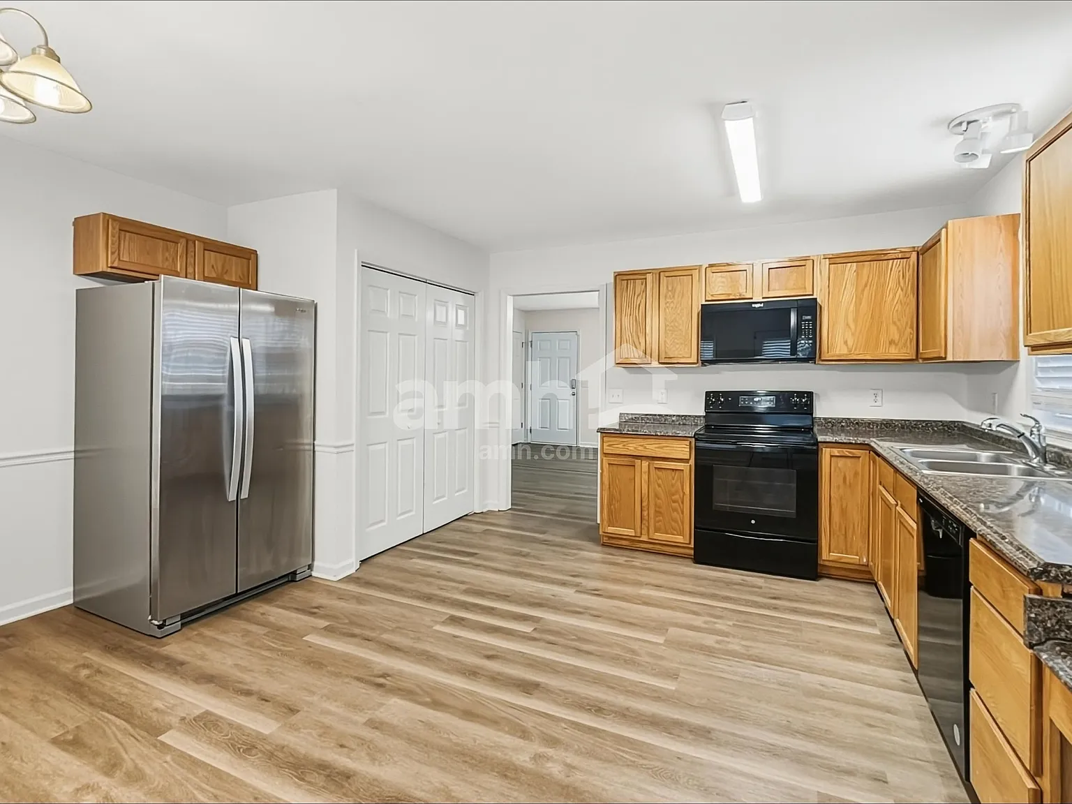 3 bed, 2.0 bath, 1996 sqft, $2,165 — Photo 4