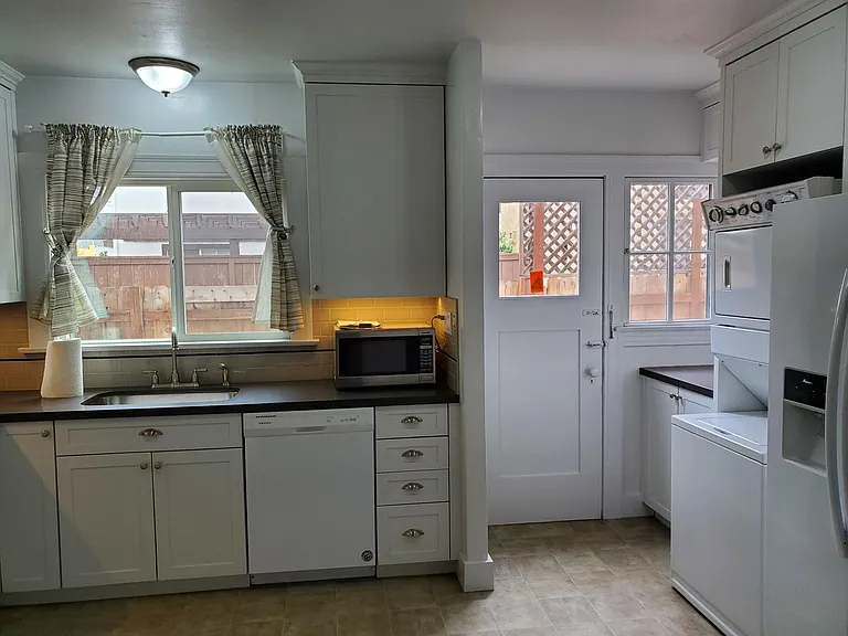 321 W Lewis St — Photo 5