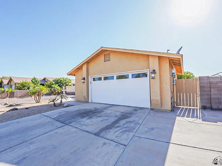2146 S 47th Ave — Photo 4