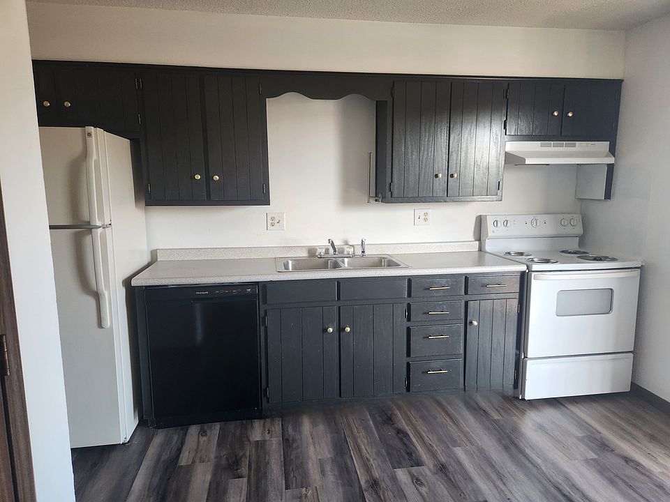 Full Kitchen with fridge, dishwasher, stove, and disposal