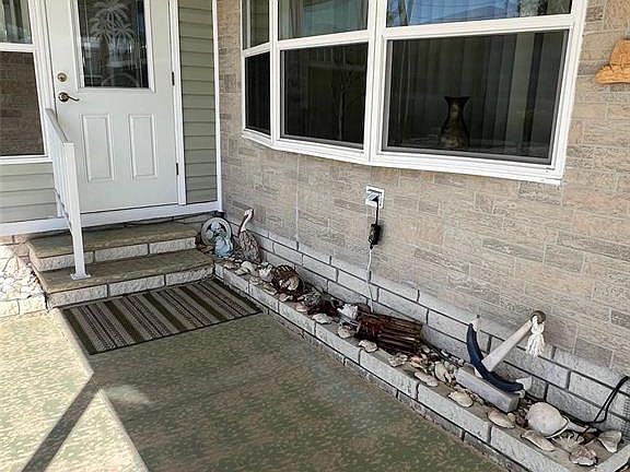 3rd image of 37 Pindo Palm St W