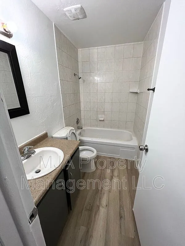 2 bed, 1.0 bath, 900 sqft, $995 — Photo 3