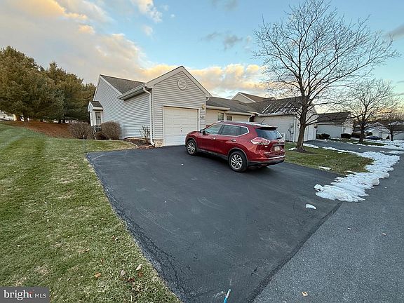 4th image of 1069 Country Hill Dr
