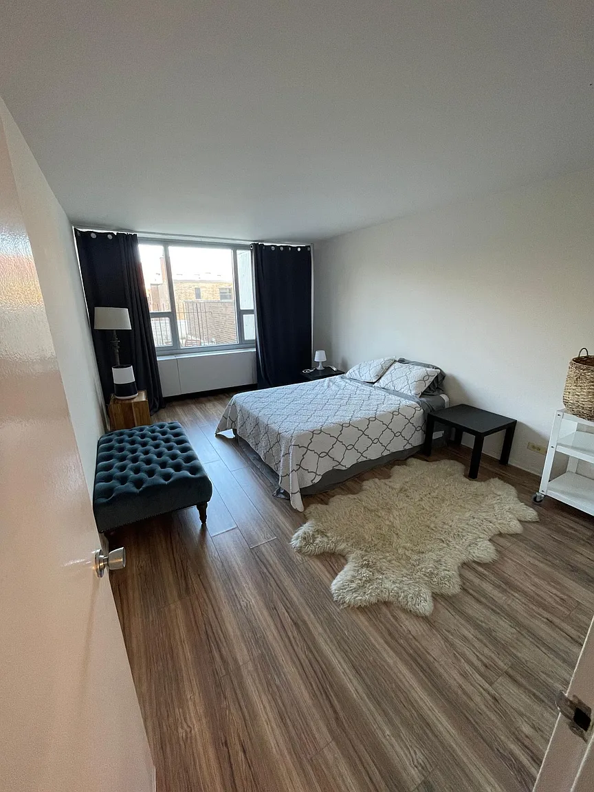 1700 E 56th St APT 304 photo 1