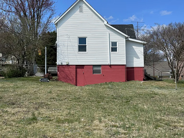 614 W Broadway St — Photo 3