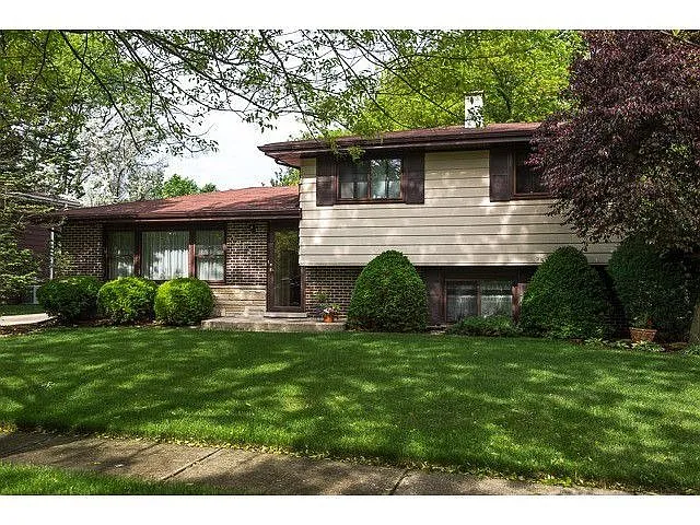 1062 Poplar Ln photo 1