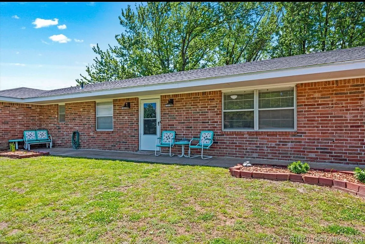 3 bed, 2200 sqft, $2,000 — Photo 1