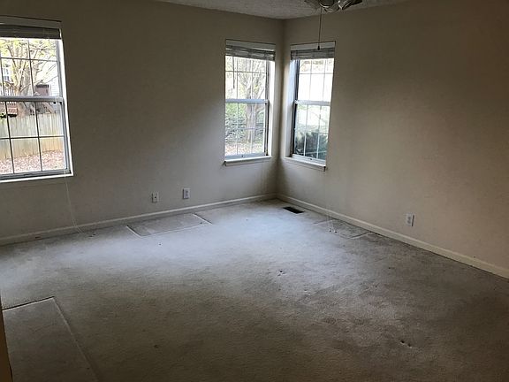 5th image of 313 Crooked Oak Ct