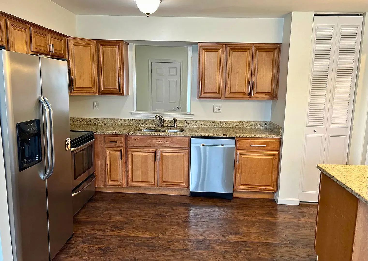 4 Bedroom, 2 1/2 Bath Townhome in Rhondda — Photo 4