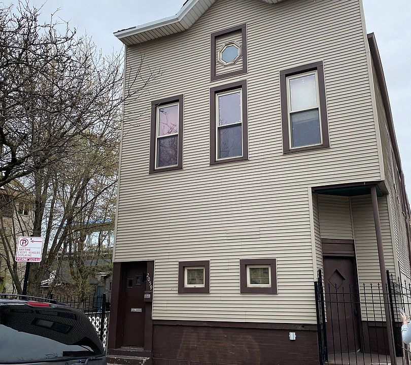 2nd image of 2059 W Cullerton St