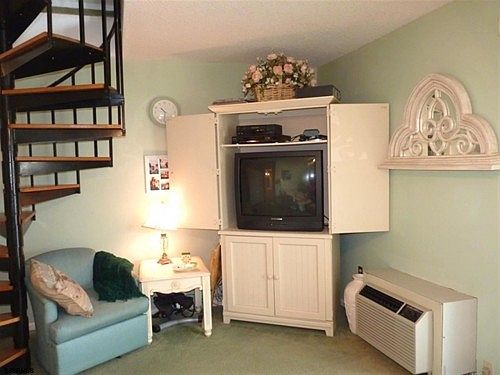 4th image of 1008 Wesley Ave #202
