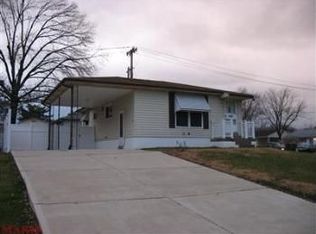 2201 Pecan Dr, Saint Louis, MO 63125