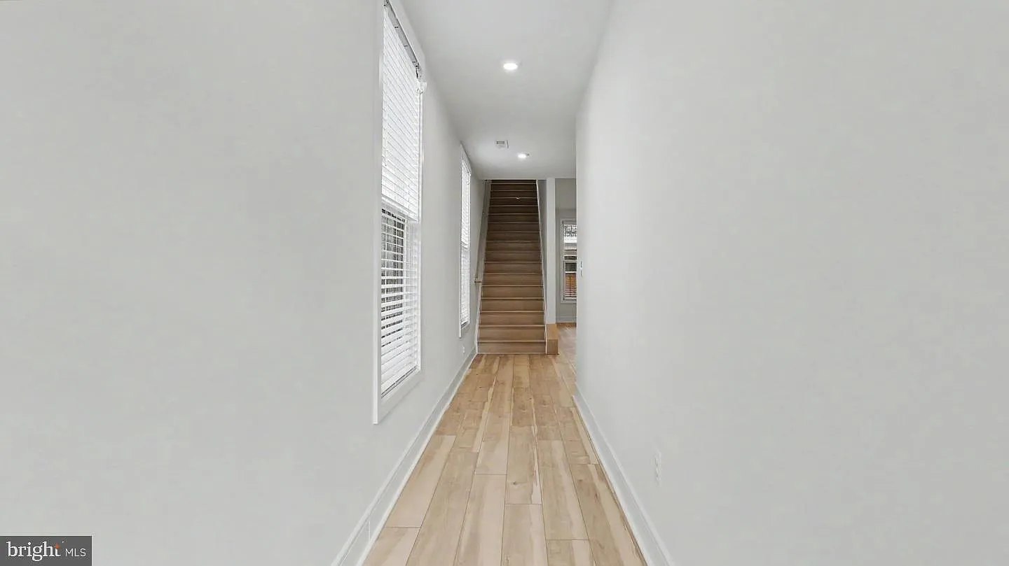 3 bed, 4.0 bath, 2800 sqft, $3,800 — Photo 4