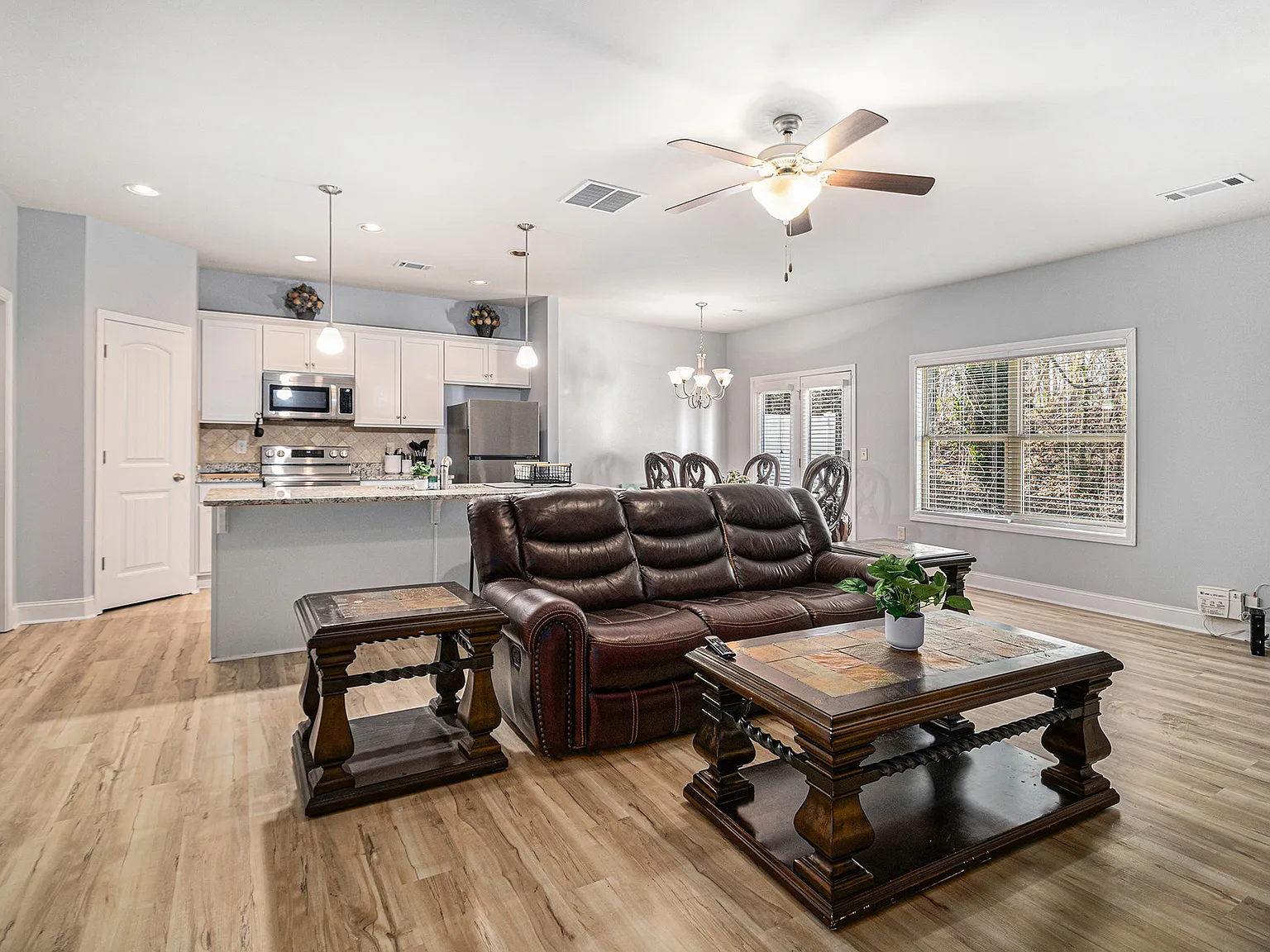 3 bed, 2.5 bath, 2040 sqft, $2,500 — Photo 2