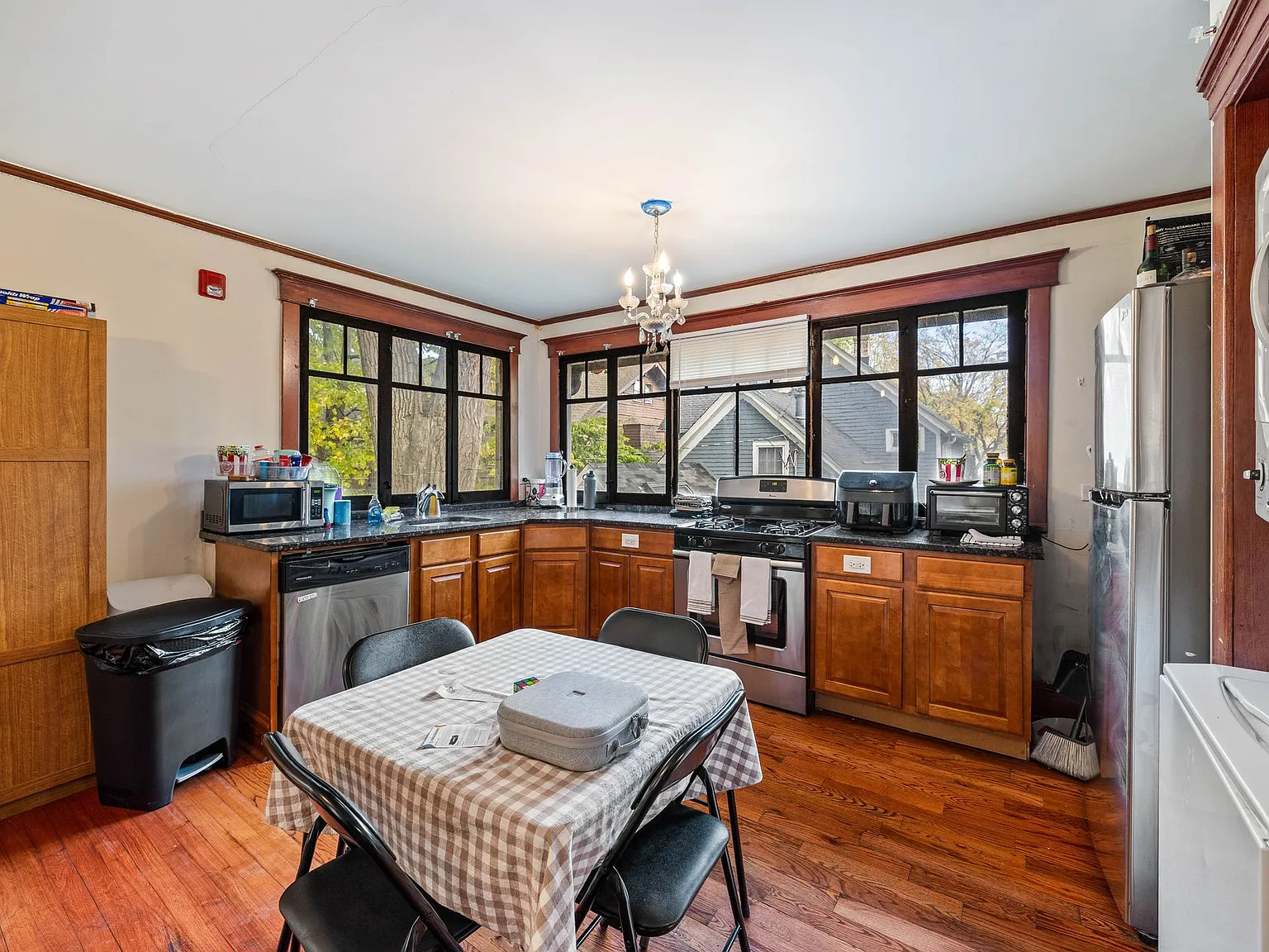 4 bed, 2100 sqft, $5,700 — Photo 3