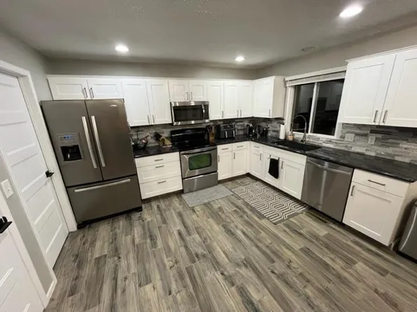 15076 Emmet St, Omaha, NE 68116