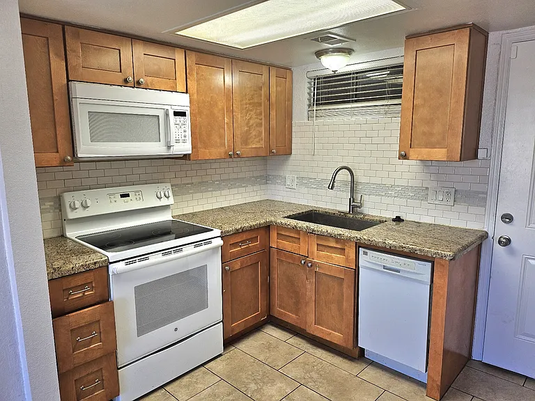 4313 N 19th Ave #206 — Photo 8