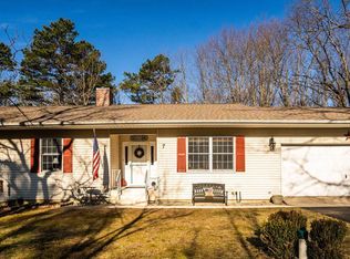 7 Village Ct, Medford, NJ 08055