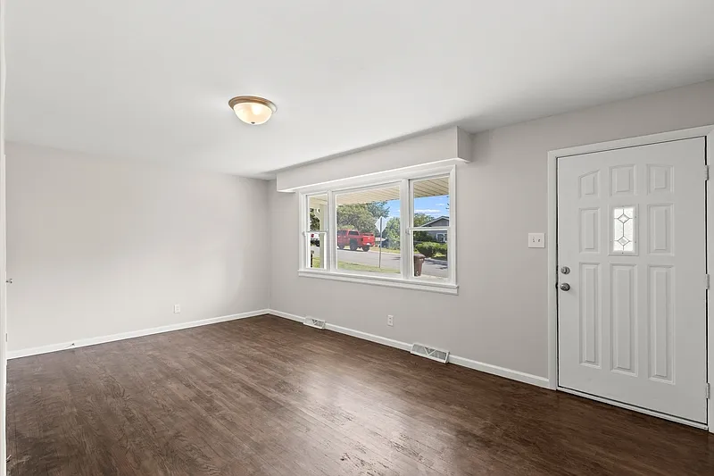 3 bed, 2.0 bath, 1601 sqft, $2,100 — Photo 3
