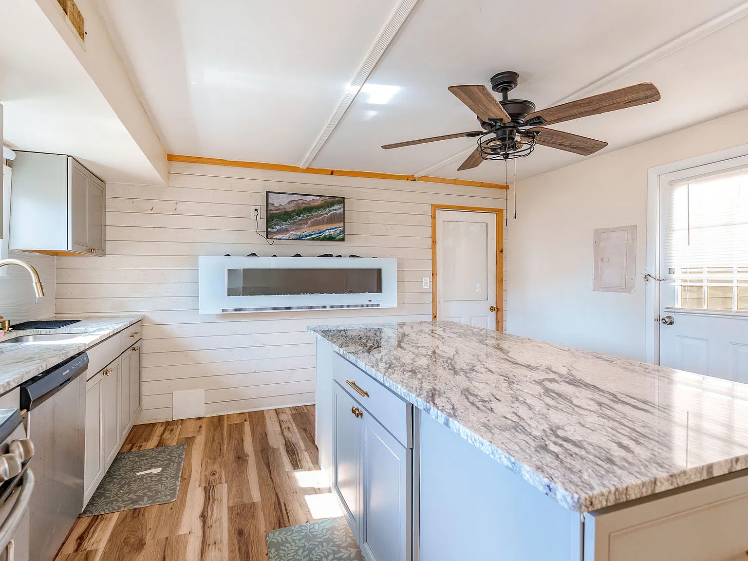 3 bed, 1.5 bath, 2000 sqft, $2,850 — Photo 2