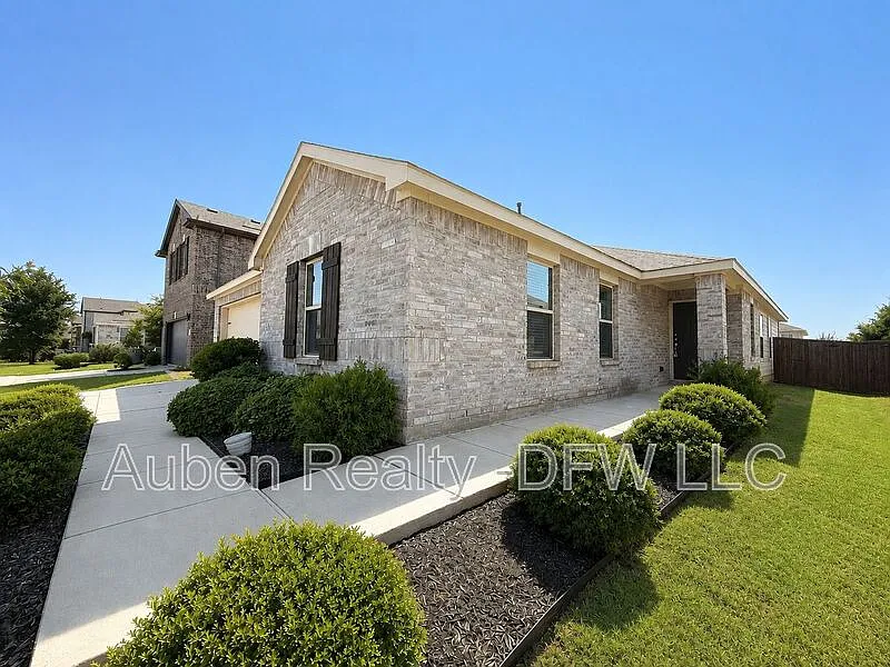 4 bed, 2.0 bath, 2118 sqft, $2,295 — Photo 2