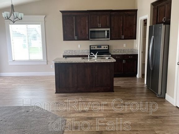 4th image of 3870 E Chalet Dr