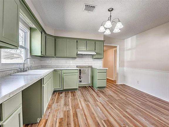3rd image of 637 N Broadway Ave