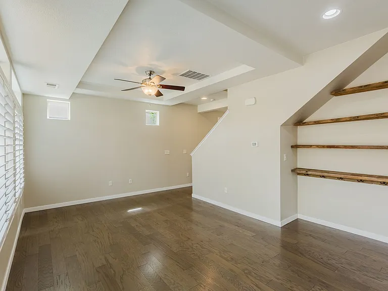 2656 Champagne Ave — Photo 7