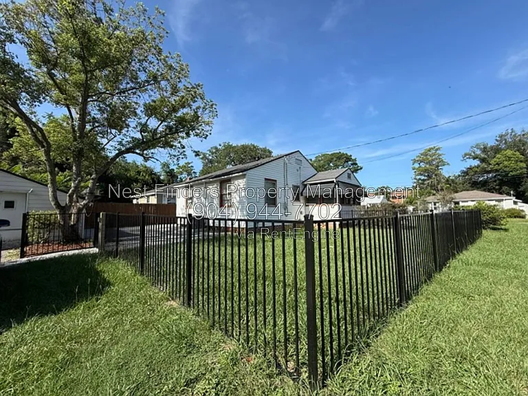 1309 Macarthur St — Photo 28