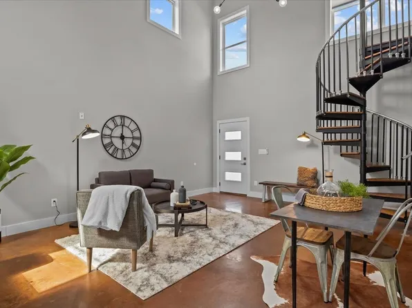 402A W College St, Dickson, TN 37055