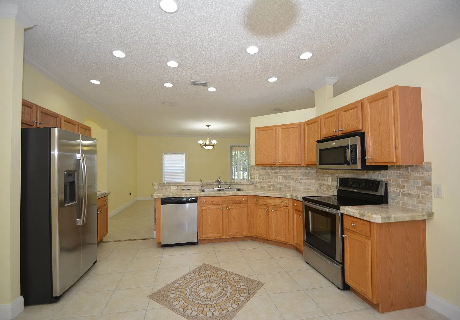 3 bed, 2.0 bath, 1846 sqft, $1,900 — Photo 3