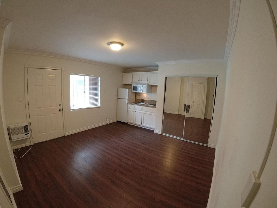 1st image of 1114 N Clark St #2B