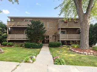 207 Fremont St APT 3, Woodstock, IL 60098