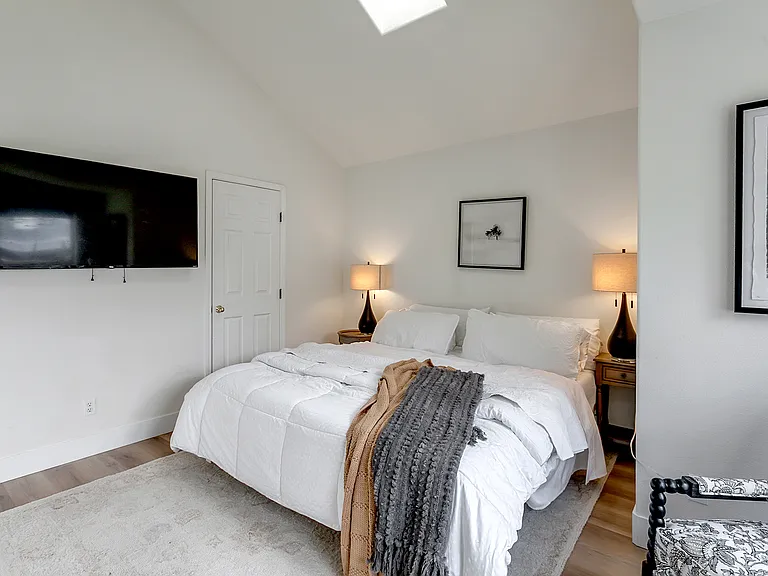 Second bedroom suite