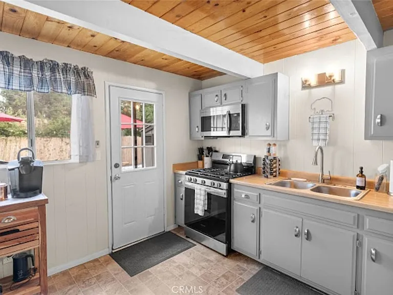 1056 Sierra Ave — Photo 18