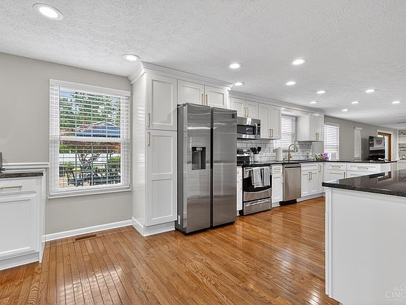 4th image of 831 Massachusetts Dr