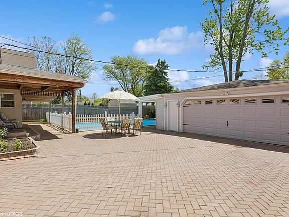 3rd image of 2527 Bel Air Dr