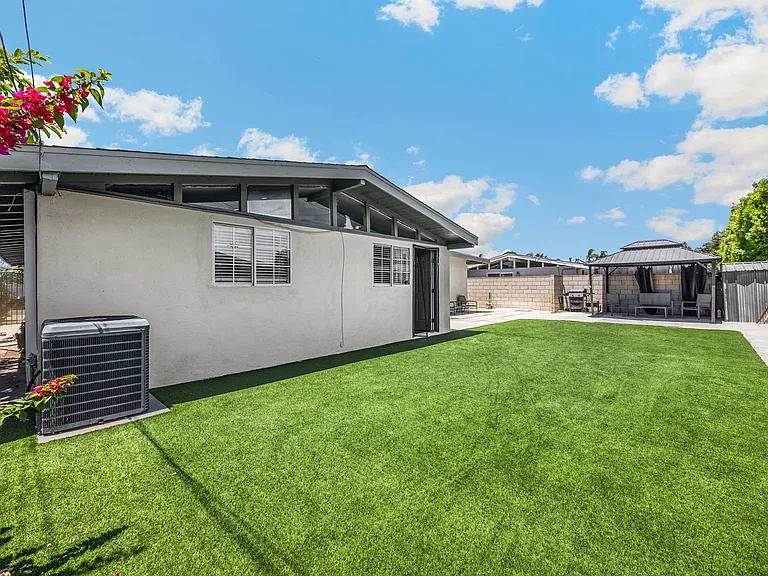 1048 N Hermosa Dr — Photo 24
