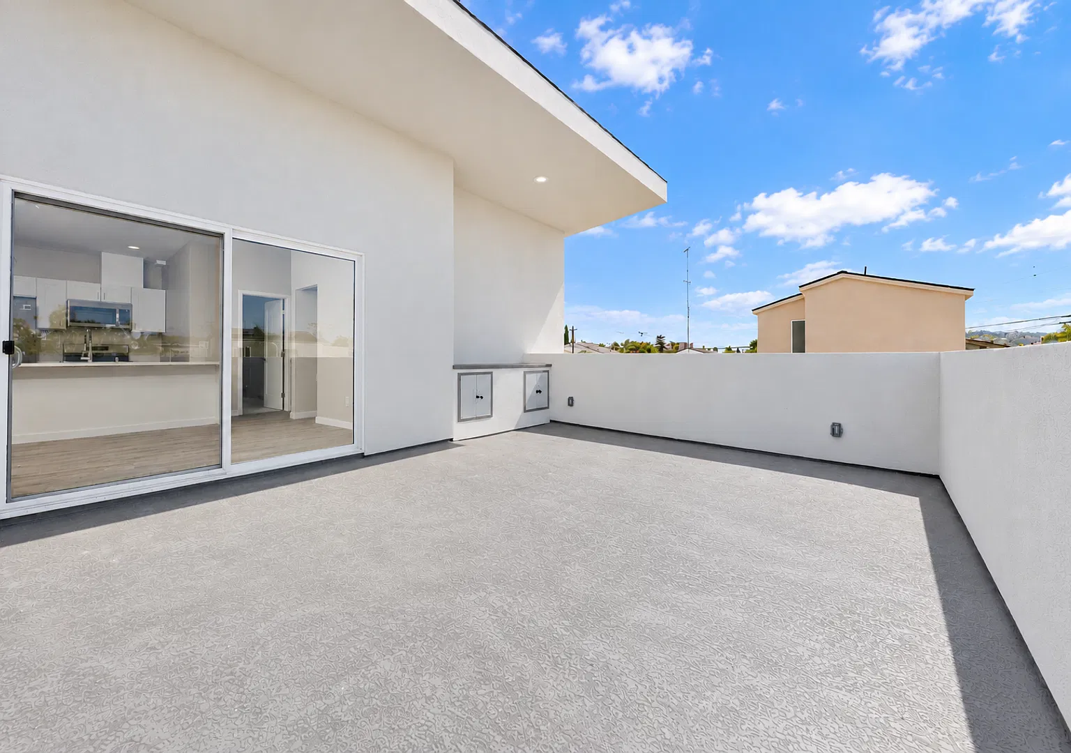 Private rooftop deck with wet bar & turfed yard! — Photo 1